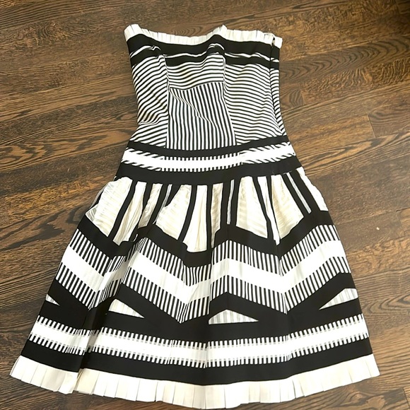 Diane Von Furstenberg Dresses & Skirts - Vintage DVF cocktail dress. Size 4